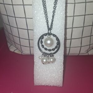 Chic Black and White Pearl Pendant Necklace